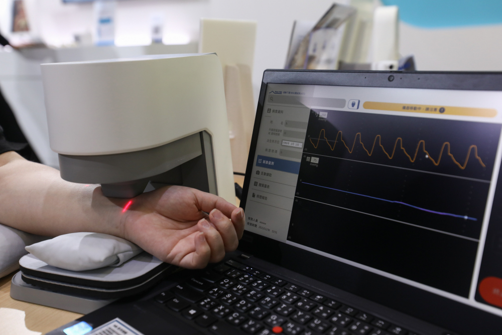 富易堂耘康脈象檢測系統透過電腦精準控制升降系統，還原中醫師三指把脈過程的舉、按、尋手法，將脈象感受轉化成數據，未來可結合大數據分析，實現智慧醫療及準確性